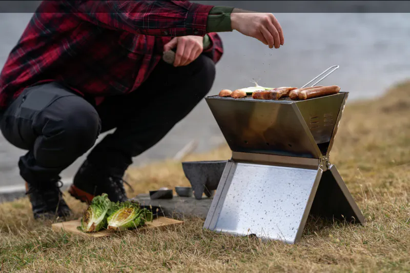 HÄLLMARK HOPFÄLLBAR GRILL  EN LITEN, SMIDIG KOLGRILL